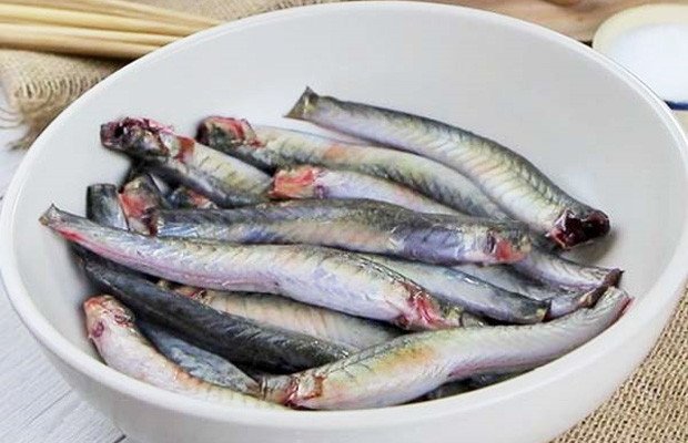 Sơ chế cá k kèo tươi, cắt bỏ đầu đuôi
