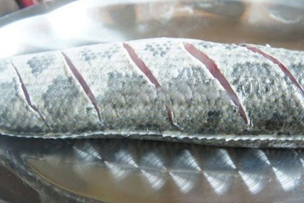 Sơ chế cá lóc trước khi hấp