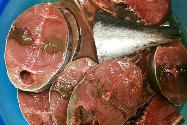 Sơ chế cá ngừ tươi sạch, loại bỏ mùi tanh