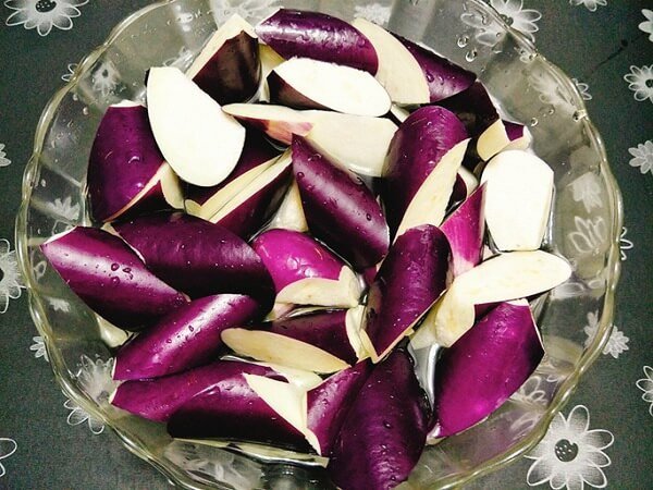 Sơ chế cà tím ngâm nước muối loãng