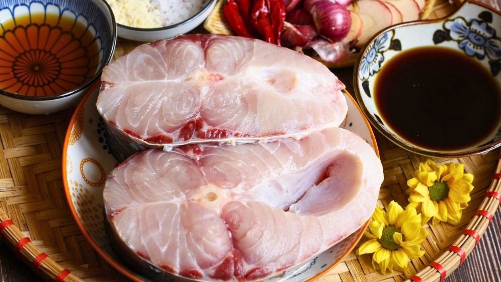 Sơ chế cá trắm tươi sống, cắt khúc chuẩn bị kho