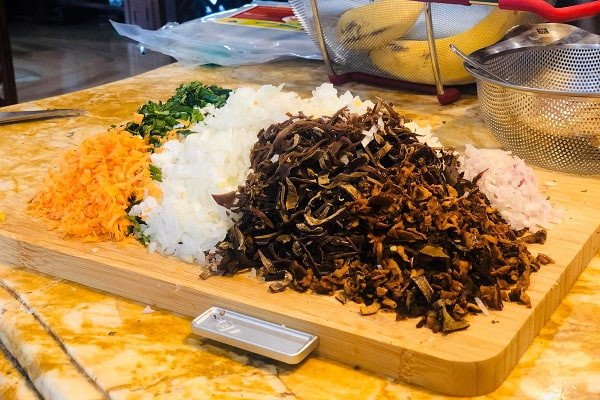 Sơ chế các loại rau củ và nấm để làm nhân bánh cam mặn