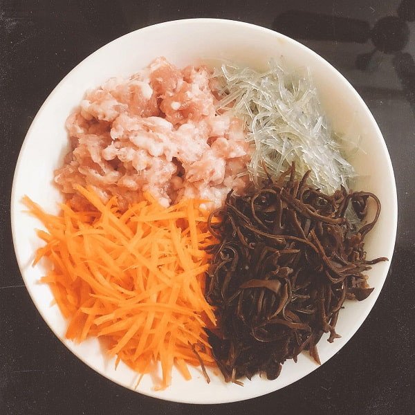 Sơ chế các nguyên liệu chuẩn bị làm nhân bánh rán mặn thơm ngon