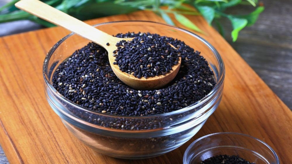Sơ chế các nguyên liệu làm bánh trôi tàu như mè đen, đậu phộng, gừng