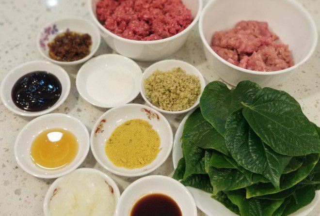 Sơ chế các nguyên liệu làm thịt bò nướng lá lốt bằng nồi chiên không dầu