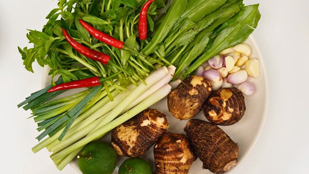 Sơ chế các nguyên liệu phụ như sấu, khoai sọ cho món vịt om sấu