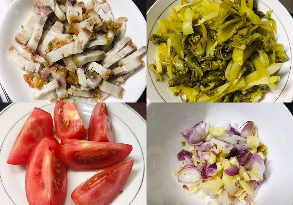 Sơ chế cẩn thận nguyên liệu cho món heo quay kho cải chua