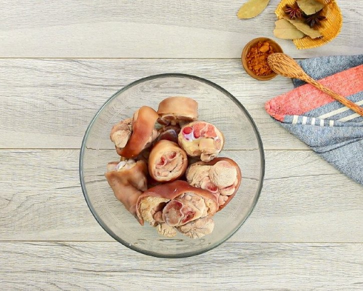Sơ chế chân giò heo loại bỏ mùi hôi hiệu quả