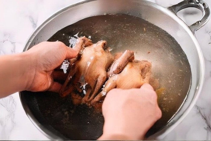 Sơ chế chim bồ câu bằng cách rửa với rượu hoặc chanh để khử mùi tanh