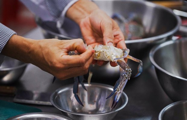 Sơ chế cua biển tươi sạch cho món lẩu hấp dẫn