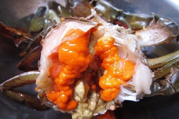 Sơ chế cua đồng tươi sống, tách gạch và giã thịt để làm riêu cho món lẩu riêu cua bắp bò