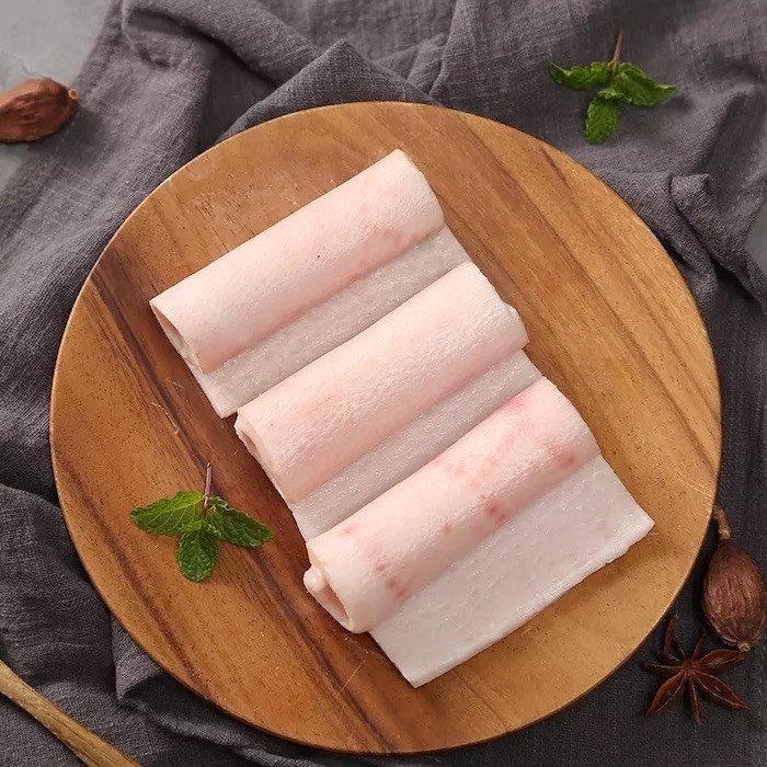 Da Heo Chiên Giòn Bằng Nồi Chiên Không Dầu: Công Thức Chuẩn Vị Sơ chế da heo kỹ lưỡng, cạo sạch lông và ngâm nước muối để đảm bảo vệ sinh và độ giòn khi chiên.