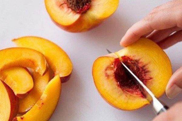 Sơ chế đào tươi làm trà đào ngon tại nhà
