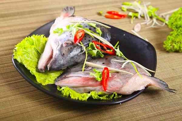 Sơ chế đầu cá hồi tươi cho món lẩu măng chua không tanh