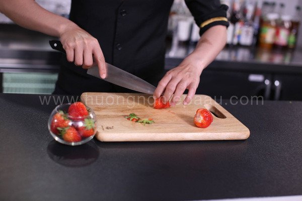 Sơ chế dâu tây tươi để pha trà dâu Nam Mỹ