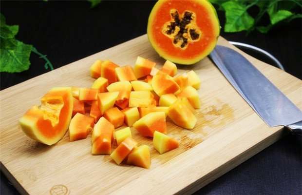 Sơ chế đu đủ thành miếng vừa ăn cho món canh tiềm
