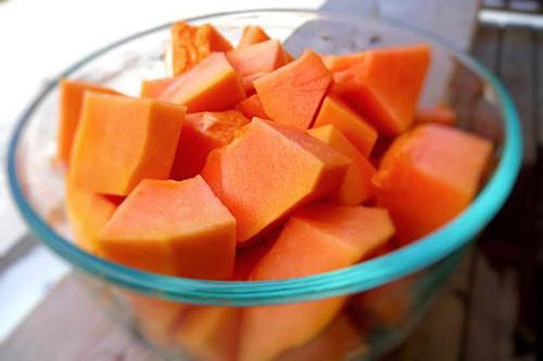 Sơ chế đu đủ thành miếng vuông để làm sinh tố đu đủ