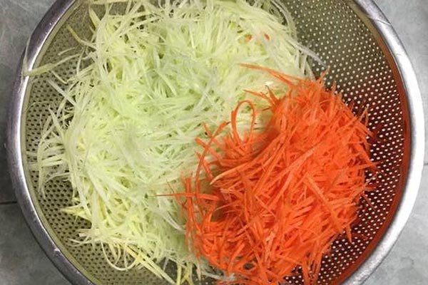 Sơ chế đu đủ xanh và cà rốt làm gỏi đu đủ