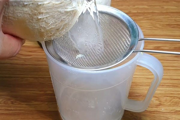 Cách Làm Dừa Tắc Chua Ngọt Giải Nhiệt Mùa Hè Cực Đỉnh Sơ chế dừa xiêm lọc qua rây