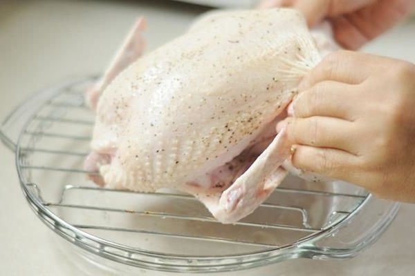 Sơ chế gà bằng muối để loại bỏ mùi hôi trước khi tẩm ướp gà nướng mật ong