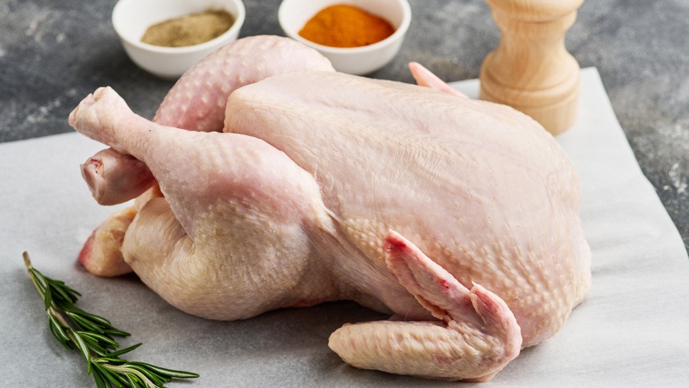 Sơ chế gà nguyên con sạch sẽ, chuẩn bị cho món gà roti bằng nồi chiên không dầu.