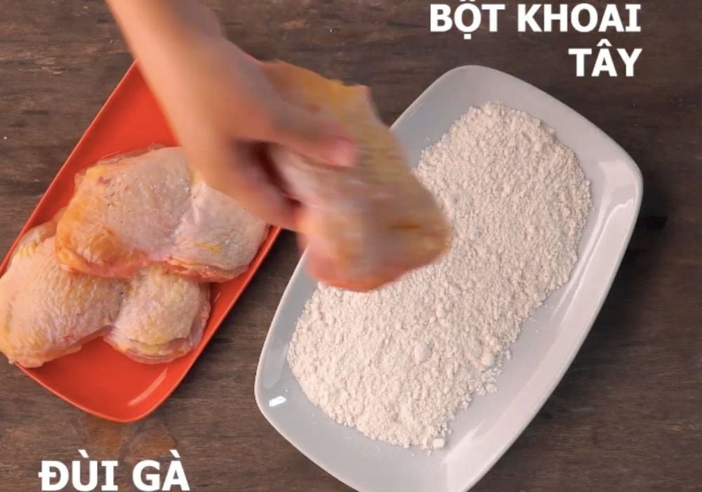 Sơ chế gà sạch và nhúng bột kỹ lưỡng cho món gà teriyaki