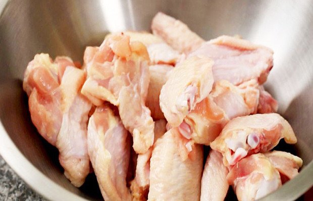 Sơ chế gà và các nguyên liệu cho món cơm gà xối mỡ