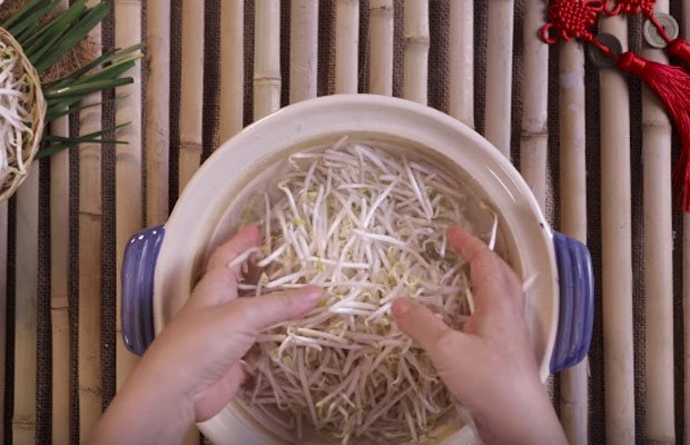 Sơ chế giá đỗ, hẹ, cà rốt để làm dưa giá chua ngọt
