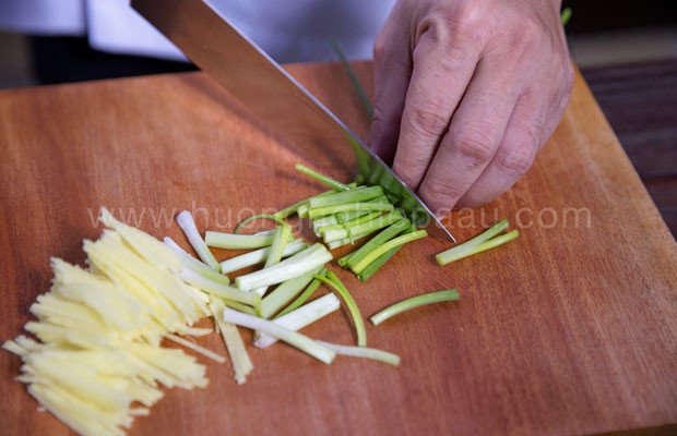 Sơ chế gừng và hành lá chuẩn bị cho món ếch nướng ống tre