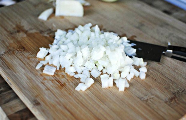 Sơ chế hành tây băm hạt lựu cho món súp gà Ý
