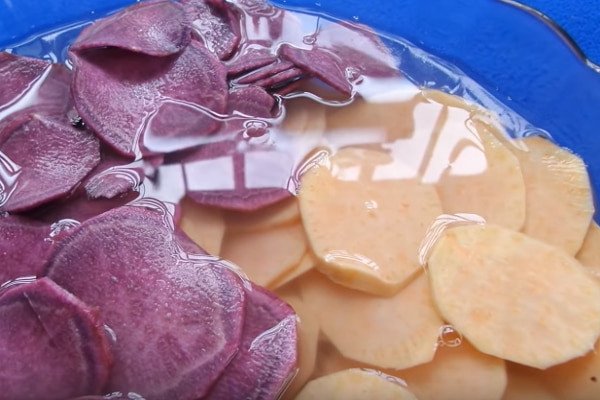 Sơ chế khoai lang chiên bằng cách ngâm nước muối loãng để loại bỏ nhựa