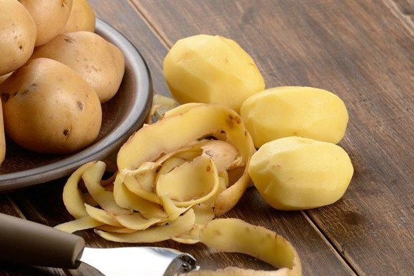 Sơ chế khoai tây tươi ngon làm món lốc xoáy