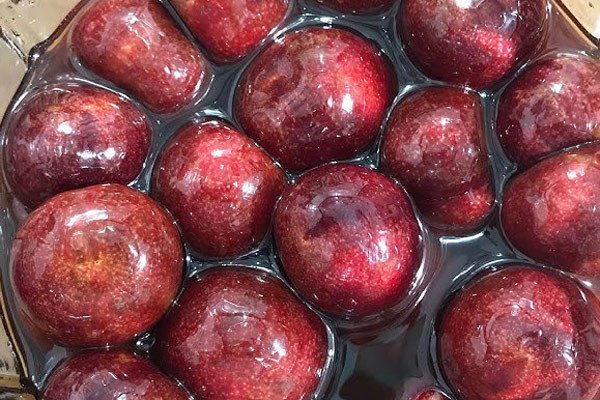 Sơ chế mận Hậu chuẩn bị làm kem