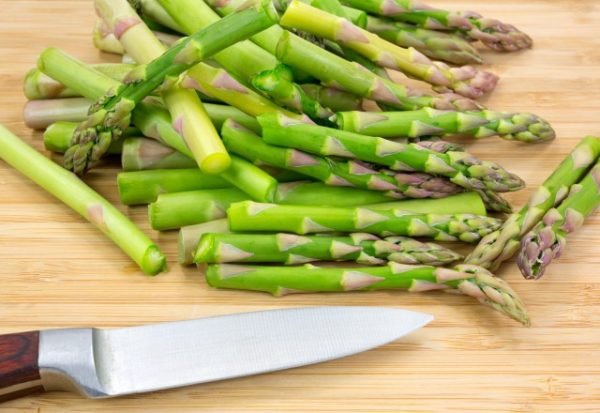 Sơ chế măng tây chuẩn bị xào thịt bò