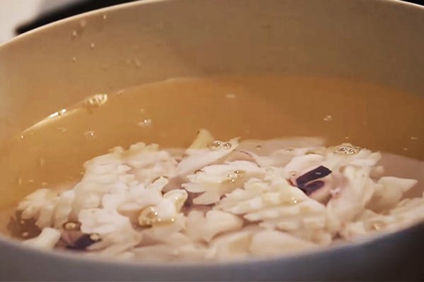 Sơ chế mực tươi làm gỏi khoai môn