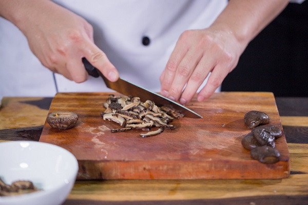 Sơ chế nấm hương cho món súp chay