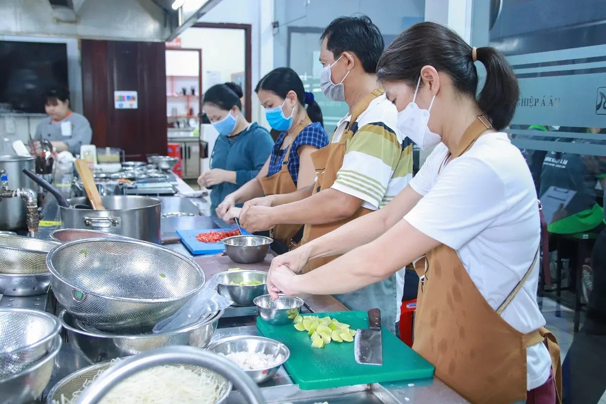 Sơ chế nguyên liệu bún cá Hà Nội tại bếp Nấu Chuẩn Ăn Ngon