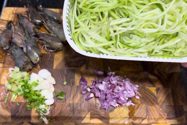 Sơ chế nguyên liệu chuẩn bị cho canh bầu nấu đầu tôm