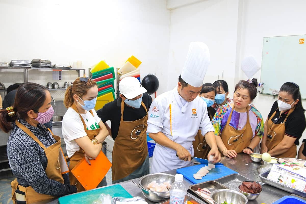 Sơ chế nguyên liệu làm bánh canh