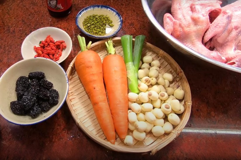 Cách Nấu Chim Bồ Câu Hầm Hạt Sen Ngon Bổ Dưỡng Sơ chế nguyên liệu làm chim bồ câu hầm hạt sen