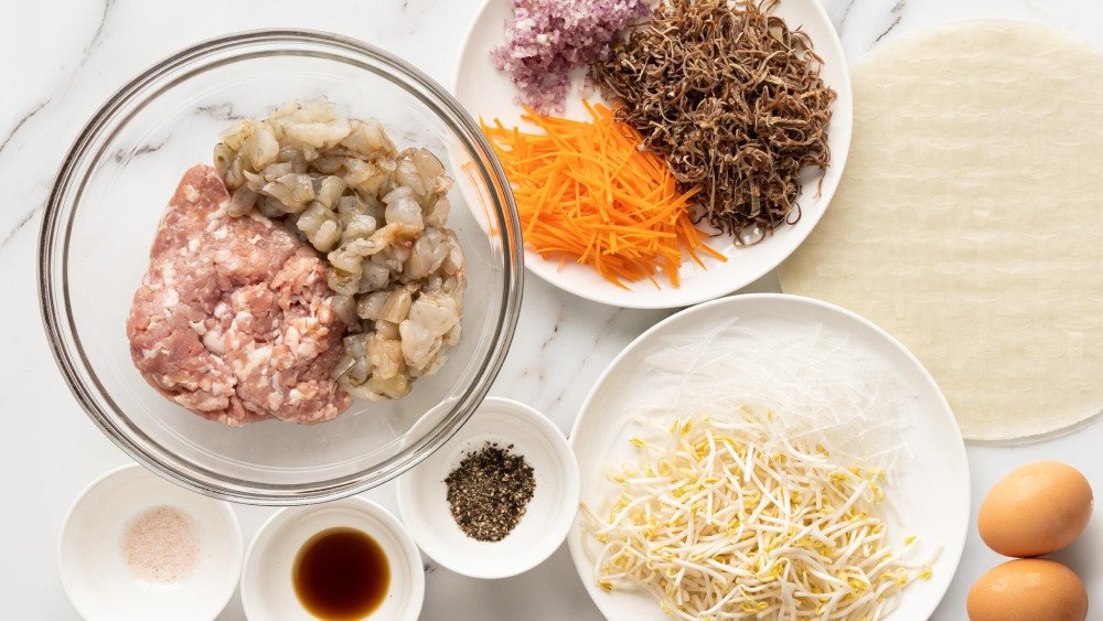 Sơ chế nguyên liệu làm nem rán giòn rụm