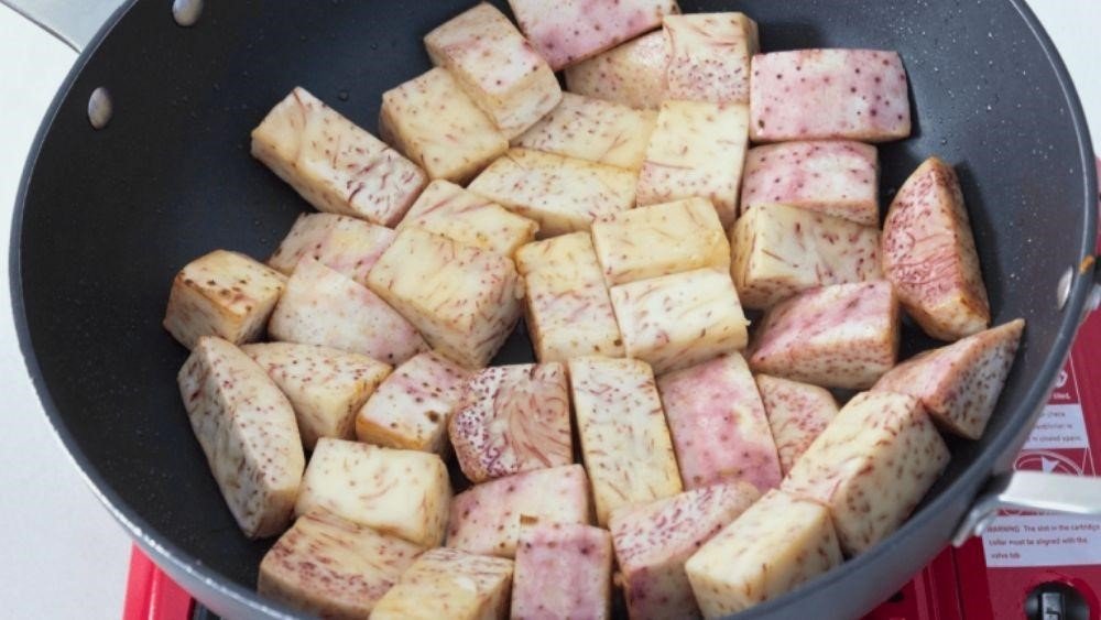 Sơ chế nguyên liệu nấu cà ri gà chuẩn bị cho món ăn