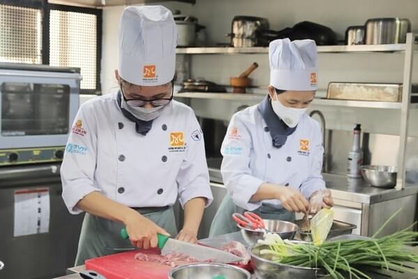 Sơ chế nguyên liệu tươi ngon cho món ăn đường phố Nhật