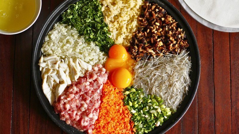 Sơ chế nguyên liệu tươi ngon làm nem cua bể