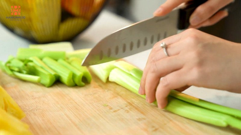 Sơ chế nguyên liệu tươi ngon trước khi dùng máy ép chậm