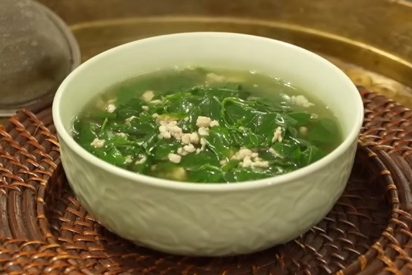 Sơ chế rau ngót và thịt băm chuẩn bị nấu canh