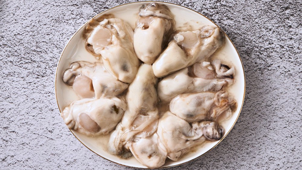 Sơ chế ruột hàu sữa tươi ngon cho món cháo hàu