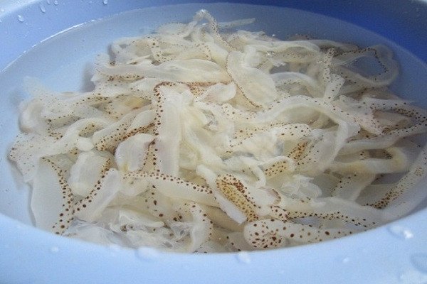 Sơ chế sứa và các nguyên liệu cho món gỏi