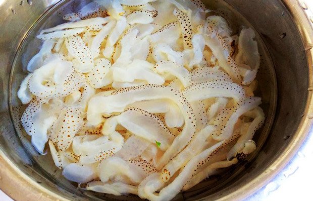 Sơ chế sứa với nước muối và phèn pha loãng
