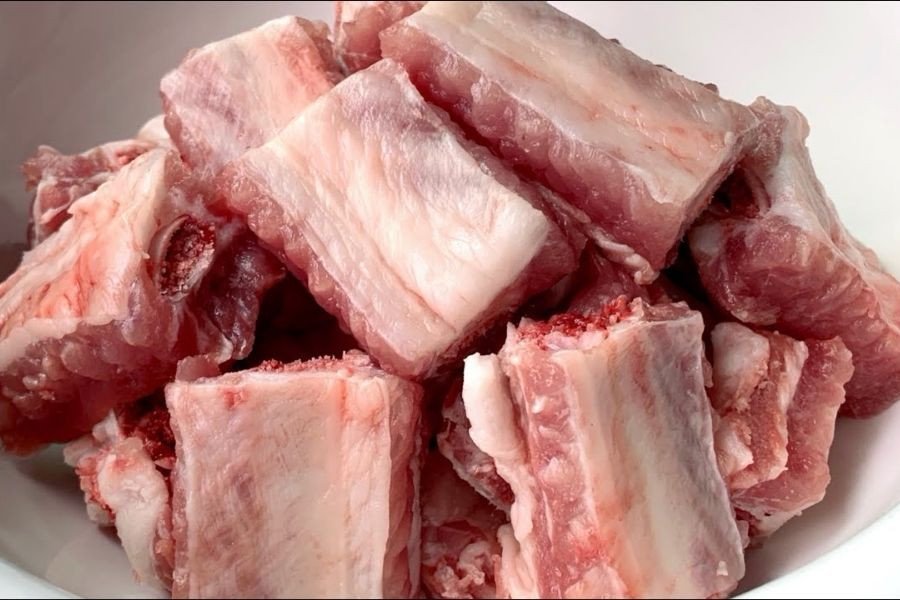 Sơ chế sườn non trước khi tẩm ướp